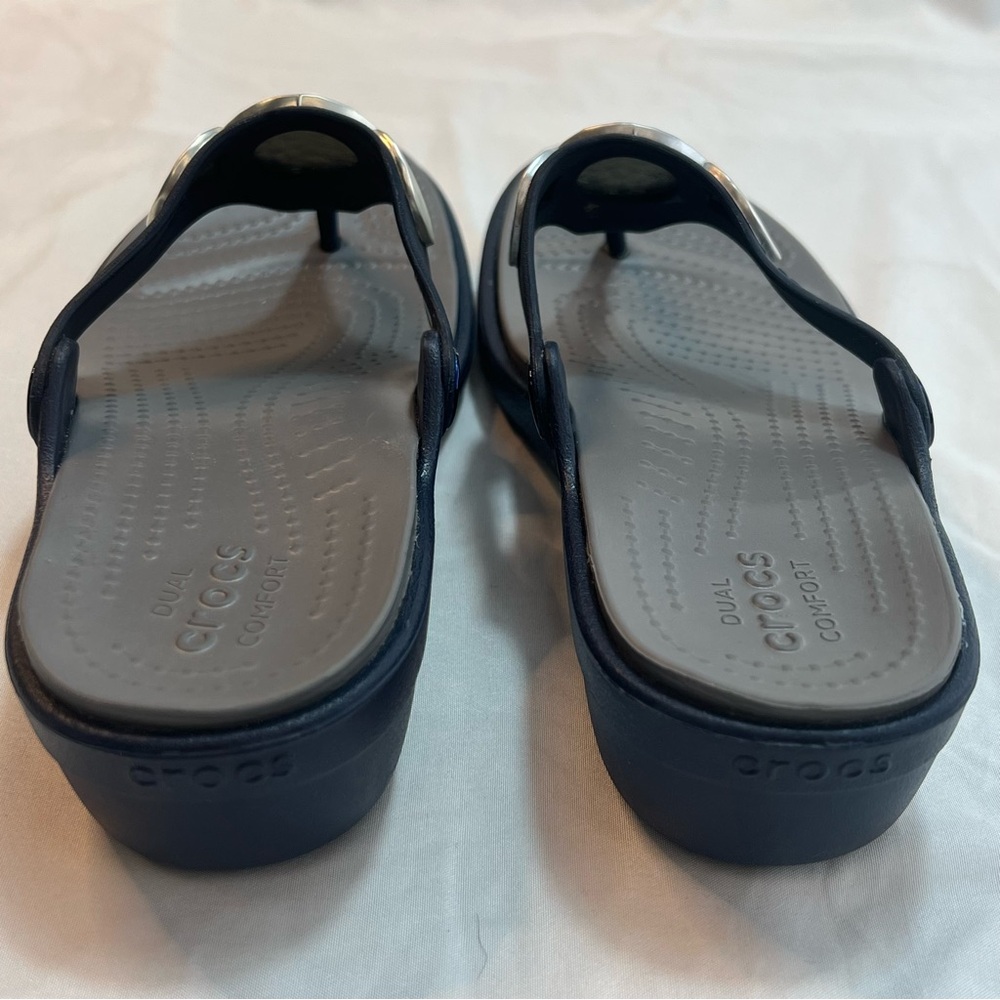 Crocs Sanrah Hammered Circle Wedge Flip Sandal Womens Shoe Sz 6 Blue Gray Silver - Picture 2 of 5
